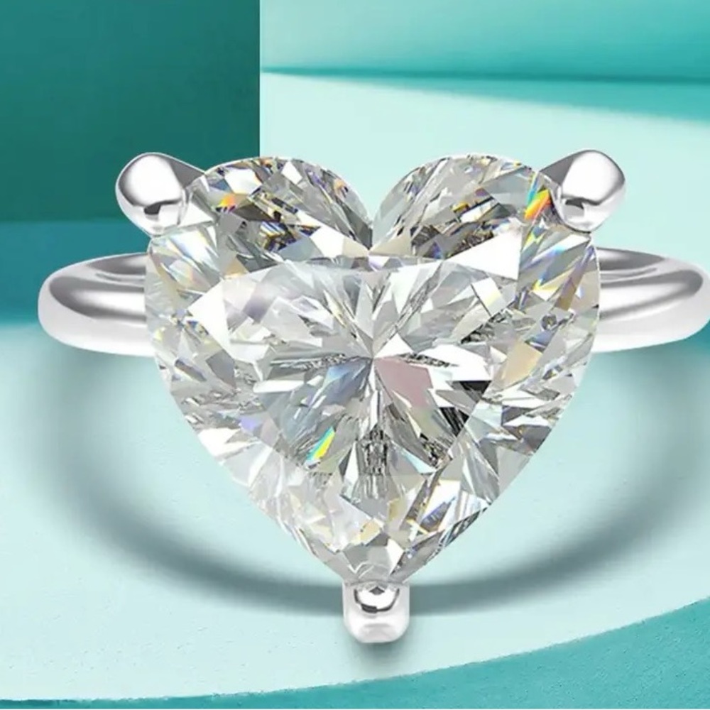18k 4ct Heart Ring - Picture 3 of 14